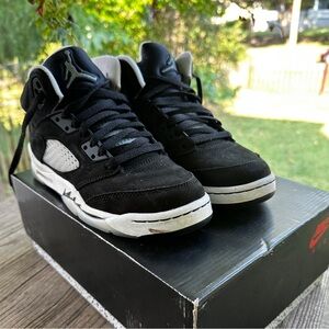 Air Jordan 5 Retro, size 6Y. Black and Grey. Excellent condition. Nike